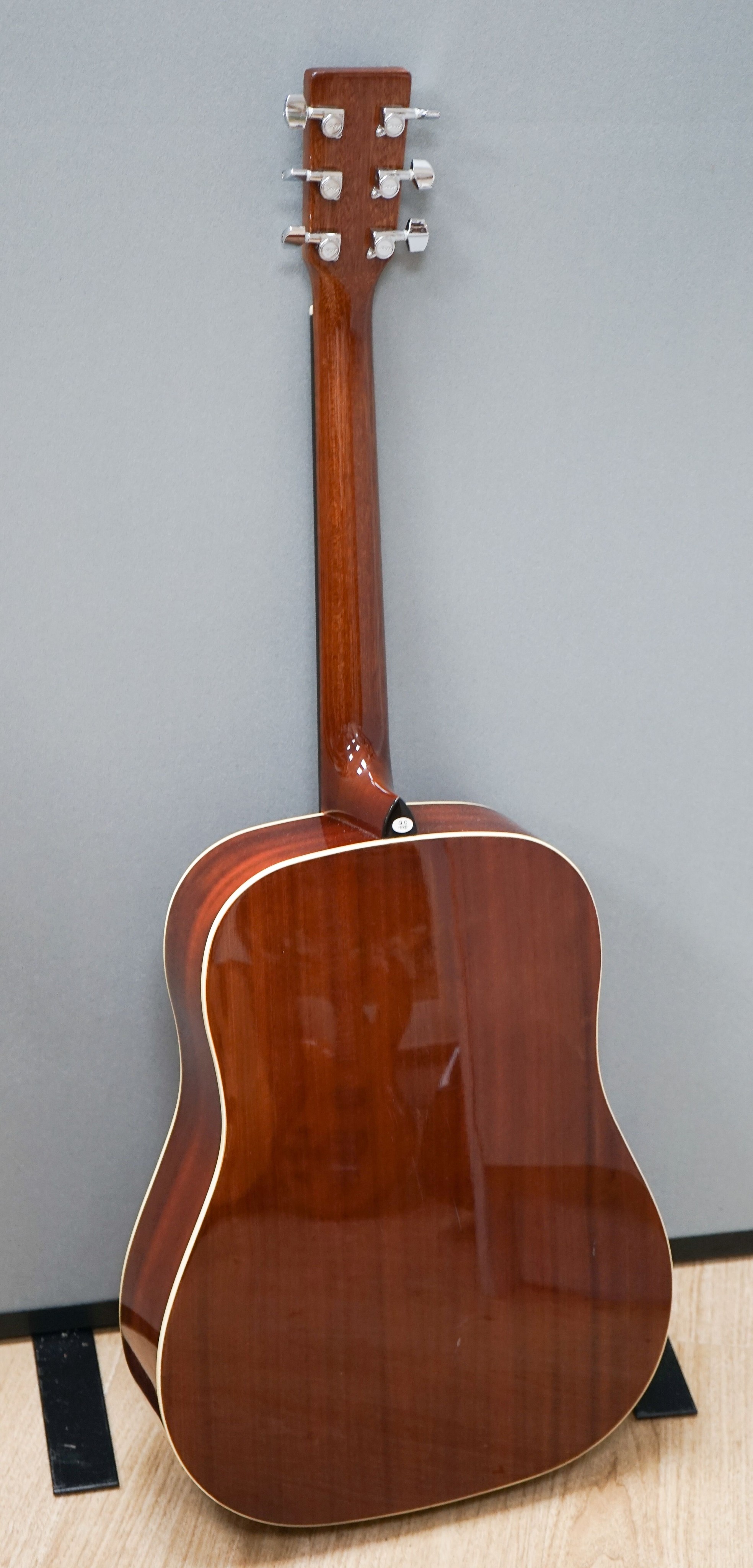 A Stagg Western series Cherry sunburst SUN 20 7CS seriel no:06047196